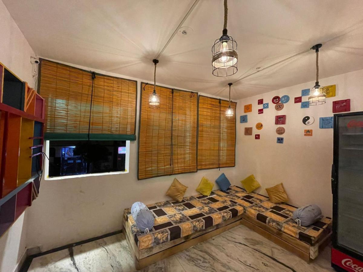 Travel Monkey Hostel Агра Екстериор снимка