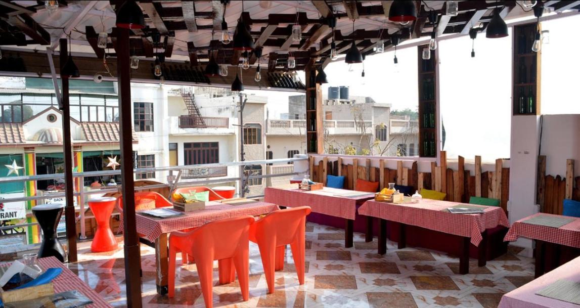 Travel Monkey Hostel Агра Екстериор снимка