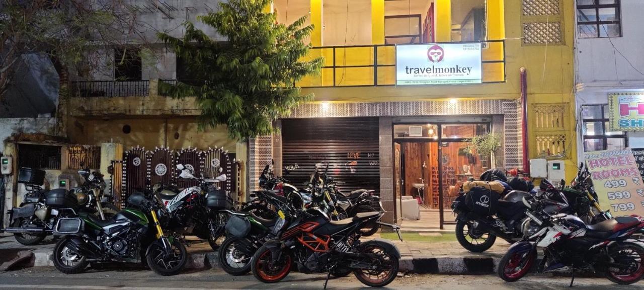 Travel Monkey Hostel Агра Екстериор снимка
