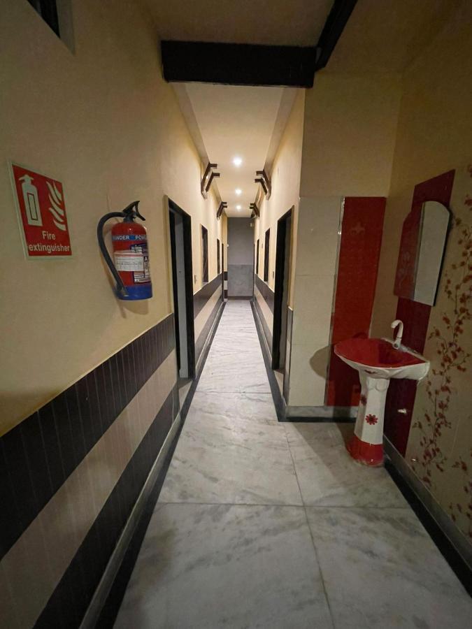 Travel Monkey Hostel Агра Екстериор снимка