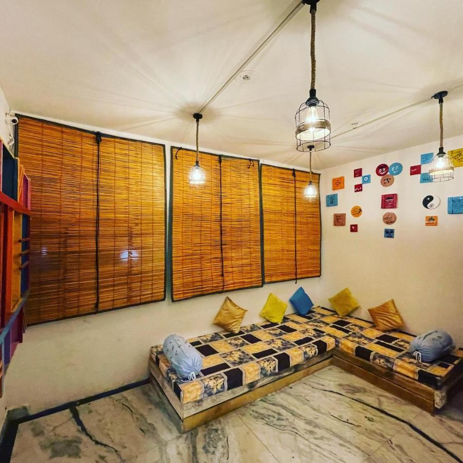 Travel Monkey Hostel Агра Екстериор снимка
