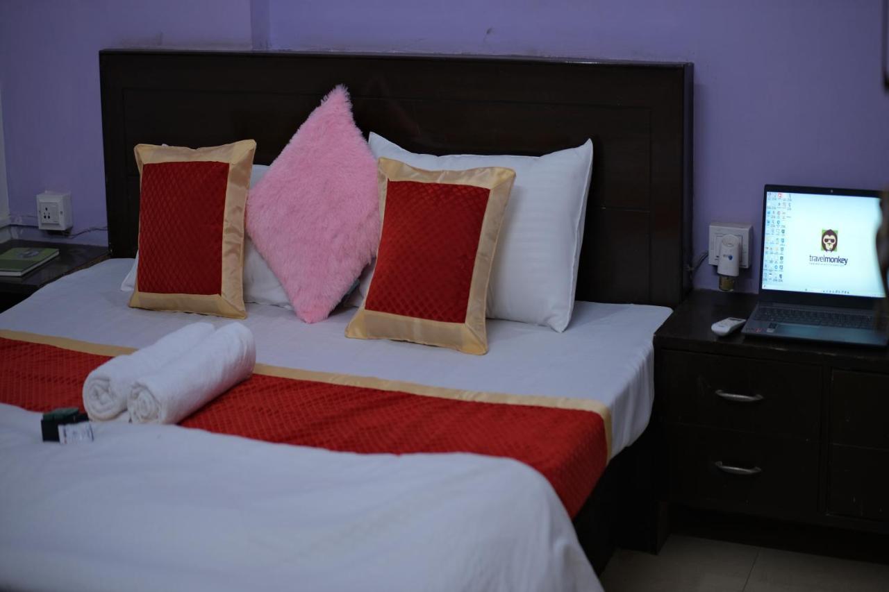 Travel Monkey Hostel Агра Екстериор снимка